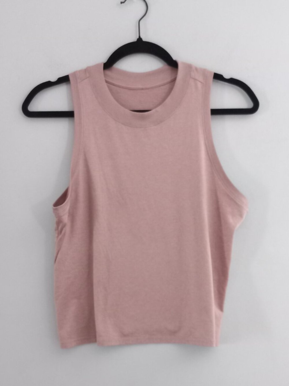 VUORI super soft light blush pink crop top